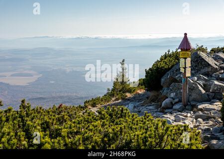 Slowakei. Schöne Herbstlandschaft der Hohen Tatra Trekking zum Lomnicky Peak (Lomnicky Stit ) und Kezmarsky Peak, Slowakei Stockfoto