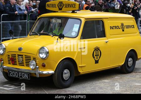 Ein 1963 Austin Mini AA Patrol Service Van auf der 2021 Lord Mayor’s Show am Samstag, den 13. November 2021 für den Automobilverband. Stockfoto