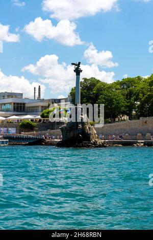 Sewastopol, Krim, Russland - 11. Juni 2021: Denkmal für die überfluteten Schiffe und Kornilow-Ufer in Sewastopol, der Krim am sonnigen Sommertag. Stockfoto