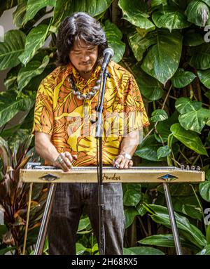 Waikiki, Honolulu, Hawaii - 6. Nov 2021-man spielt Stahlgitarre als Straßenunterhaltung. Stockfoto