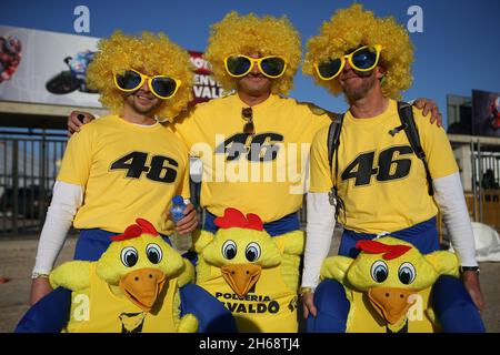 Valencia, Spanien. November 2021. Rossi-Fans während des Renntages für den MOTOGP GRAN PREMIO MOTUL DE LA COMUNITAT VALENCIANA auf dem Circuito Ricardo Tormo, Valencia, Spanien am 14. November 2021 Credit: Every Second Media/Alamy Live News Stockfoto