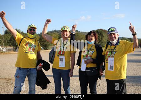 Valencia, Spanien. November 2021. Rossi-Fans während des Renntages für den MOTOGP GRAN PREMIO MOTUL DE LA COMUNITAT VALENCIANA auf dem Circuito Ricardo Tormo, Valencia, Spanien am 14. November 2021 Credit: Every Second Media/Alamy Live News Stockfoto