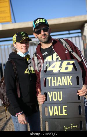 Valencia, Spanien. November 2021. Rossi-Fans während des Renntages für den MOTOGP GRAN PREMIO MOTUL DE LA COMUNITAT VALENCIANA auf dem Circuito Ricardo Tormo, Valencia, Spanien am 14. November 2021 Credit: Every Second Media/Alamy Live News Stockfoto