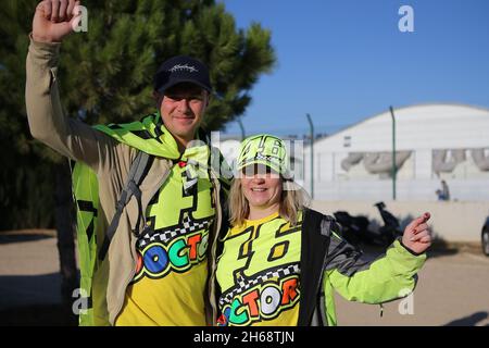 Valencia, Spanien. November 2021. Rossi-Fans während des Renntages für den MOTOGP GRAN PREMIO MOTUL DE LA COMUNITAT VALENCIANA auf dem Circuito Ricardo Tormo, Valencia, Spanien am 14. November 2021 Credit: Every Second Media/Alamy Live News Stockfoto