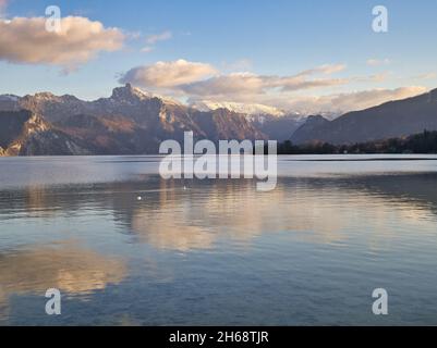 Abendstimmung am Traunsee in Altmünster Stockfoto