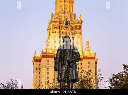 Blick auf das Denkmal von Michail Wassiljewitsch Lomonosow (Herbstabend) von der Seite des Hauptgebäudes der Moskauer Staatlichen Universität (MSU) auf Sparrow Stockfoto