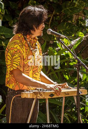 Waikiki, Honolulu, Hawaii - 6. Nov 2021-man spielt Stahlgitarre als Straßenunterhaltung. Stockfoto