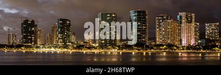 Waikiki, Honolulu, Hawaii - 31. Oktober 2021 - Skyline vom Strand nach Sonnenuntergang bei Dunkelheit. Stockfoto