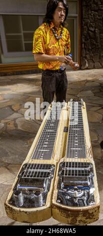 Waikiki, Honolulu, Hawaii - 6. Nov 2021-man steht neben seiner Stahlgitarre als Straßenunterhaltung. Stockfoto