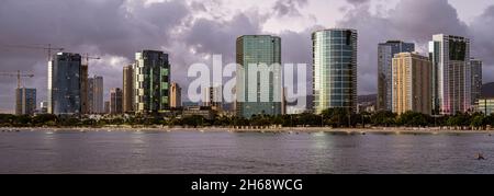 Waikiki, Honolulu, Hawaii - 31. Oktober 2021 - Skyline vom Strand. Stockfoto