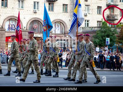 Ukraine, Kiew - 18. August 2021: Soldaten tragen das Banner und die Flagge. Luftstreitkräfte. Ukrainisches Militär. Das Militärsystem marschiert in der Parade ein. Marsch der Menge. Soldaten der Armee. Stockfoto