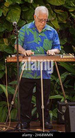 Waikiki, Honolulu, Hawaii - 6. Nov 2021-man spielt Stahlgitarre als Straßenunterhaltung. Stockfoto