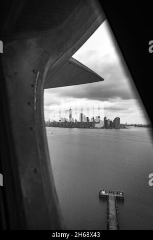 Einzigartiger Blick auf Manhattan von der Innenseite der Krone der Freiheitsstatue Stockfoto