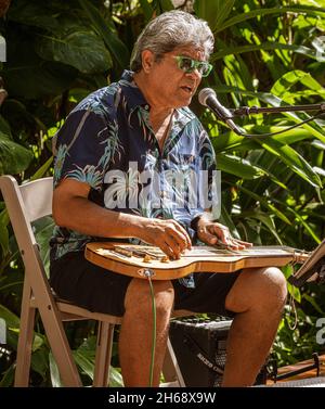 Waikiki, Honolulu, Hawaii - 6. Nov 2021-man spielt Stahlgitarre als Straßenunterhaltung. Stockfoto