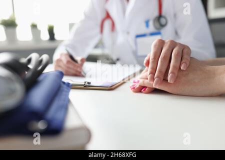 Ärztin, die die Hand des Patienten hält, Nahaufnahme Stockfoto