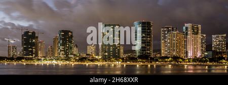 Waikiki, Honolulu, Hawaii - 31. Oktober 2021 - Skyline vom Strand nach Sonnenuntergang bei Dunkelheit. Stockfoto