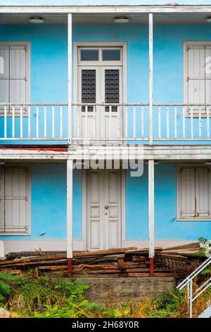 Altes altes Haus in Athen Griechenland mit einem zweiten Stock. Zeigt weiße alte Holztüren und Fenster. Stockfoto