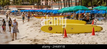 Waikiki, Honolulu, Hawaii - 31. Oktober 2021-Rettungsschwimmer Surfbretter und Sonnenschirme am Strand. Stockfoto