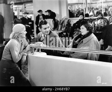 JEAN HARLOW CLARK GABLE und MYRNA LOY in Frau vs. / VERSUS SECRETARY 1936 Regisseur CLARENCE BROWN aus der Geschichte des Cosmopolitan Magazine von Faith Baldwin und Alice Duer Miller Drehbuch Norman Krasna und John Lee Mahin Kostümdesign Gilbert Adrian Metro Goldwyn Mayer Stockfoto