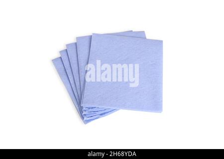Blaue Servietten zum Reinigen des Tisches isoliert auf weißem Hintergrund. Gefaltete blaue Textilserviette. Mikrofaser-Reinigungstuch Draufsicht Stockfoto