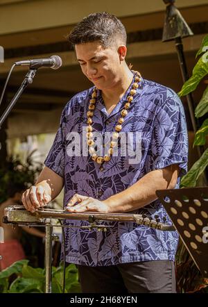 Waikiki, Honolulu, Hawaii - 6. Nov 2021-man spielt Stahlgitarre als Straßenunterhaltung. Stockfoto