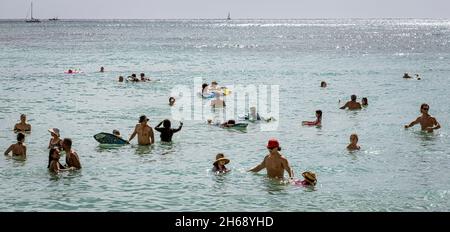 Honolulu, Hawaii - 6. Nov 2021-Junge Jungen spielen auf ihren Boogey Boards im Surf. Stockfoto