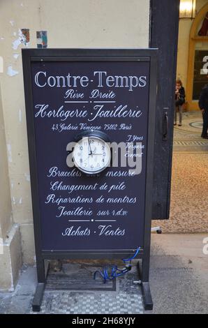 Die Galerie Vivienne ist eine alte historische Passage mit Geschäften und Restaurants und eine Touristenattraktion in Paris in Frankreich Stockfoto