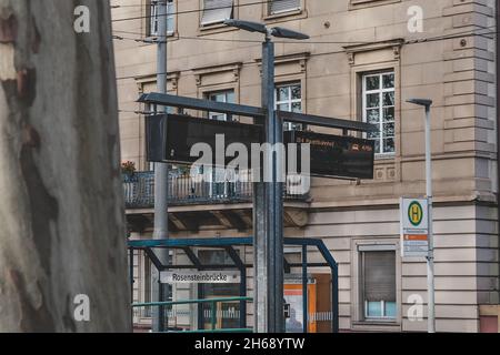 STUTTGART BAD CANNSTATT, DEUTSCHLAND - 01. Nov 2021: Ein Gebäude und der S-Bahnhof Rosenstein vor dem Hotel mit Fahrplananzeige in Stuttgart, Bad Connstatt Stockfoto