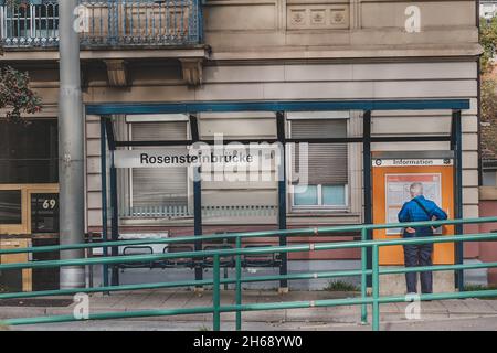 STUTTGART BAD CANNSTATT, DEUTSCHLAND - 01. Nov 2021: Der S-Bahnhof Rosenstein mit einem gealterten Mann beim Lesen der Tafel in Stuttgart, Bad Cannstatt Stockfoto