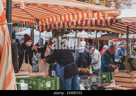 STUTTGART BAD CANNSTATT, DEUTSCHLAND - 01. Nov 2021: Die Menschen, die Produkte auf dem Outdoor-Markt in Deutschland verkaufen und kaufen Stockfoto