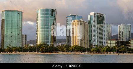 Waikiki, Honolulu, Hawaii - 31. Oktober 2021 - Skyline vom Strand. Stockfoto