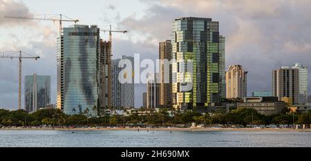 Waikiki, Honolulu, Hawaii - 31. Oktober 2021 - Skyline vom Strand. Stockfoto