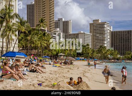 Waikiki, Honolulu, Hawaii - 31. Okt 2021-Familien genießen den Strand vor den Hochhaushotels. Stockfoto