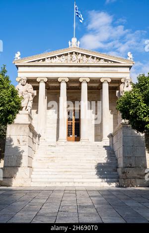 Vorderansicht der Akademie von Athen ist Griechenlands nationale Akademie und die höchste Forschungseinrichtung des Landes. Stockfoto