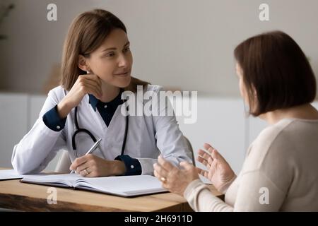 Ärztin Therapeutin beim Treffen der reifen Patientin zuhören Stockfoto