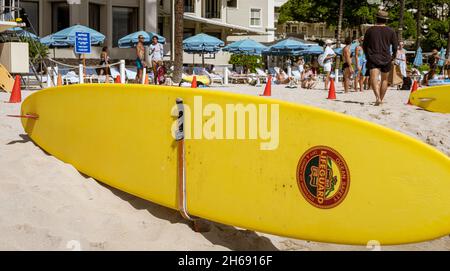 Waikiki, Honolulu, Hawaii - 31. Okt 2021-Rettungsschwimmer Surfbrett am Strand. Stockfoto