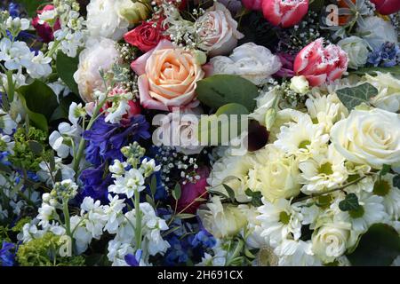 Bunte Blumenarrangements auf einem Grab Stockfoto