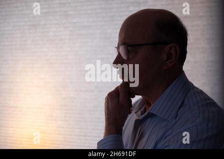 Nahaufnahme eines älteren Mannes, der an etwas denkt Stockfoto