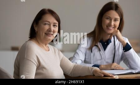 Kopfaufnahme Porträt lächelnd reifen Patienten bei der Besprechung mit Arzt Stockfoto