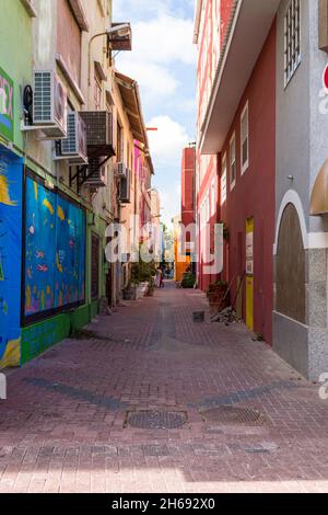 Blick auf die Menschen in den bunten Gassen von Willemstad in Curacao Stockfoto