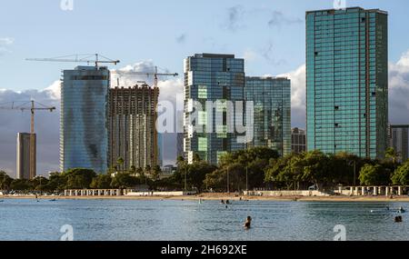 Waikiki, Honolulu, Hawaii - 31. Oktober 2021 - Skyline vom Strand. Stockfoto