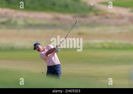 Dubai, VAE. 14. November 2021.Paul Casey aus England spielt beim Aviv Dubai Championship Day 4 in Jumeirah Golf Estates, Dubai, VAE, am 14. November 2021 auf das Grün am neunten Loch. Foto von Grant Winter. Nur zur redaktionellen Verwendung, Lizenz für kommerzielle Nutzung erforderlich. Keine Verwendung bei Wetten, Spielen oder Veröffentlichungen einzelner Clubs/Vereine/Spieler. Kredit: UK Sports Pics Ltd/Alamy Live Nachrichten Stockfoto