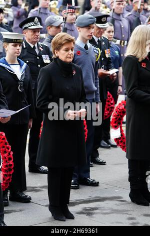 Nicola Sturgeon, die erste Ministerin Schottlands, während des Gedenksonntags beim „At the Stone of Remembrance“ vor den Edinburgh City Chambers in Edinburgh. Bilddatum: Sonntag, 14. November 2021. Stockfoto