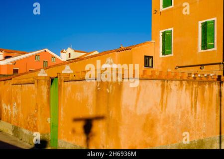 Die bunten Häuser auf der Insel Pellestrina, venezianische Lagune, Italien Stockfoto