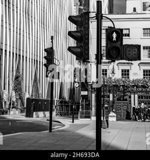 Victoria Westminster London England Großbritannien, November 7 2021, Nahaufnahme des Nova Building in Victoria mit dem Duke of York Pub dahinter Stockfoto