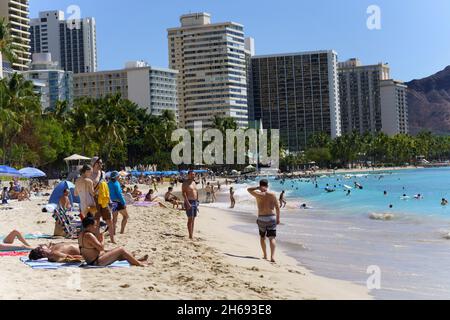 Waikiki, Honolulu, Hawaii - 31. Okt 2021-Familien genießen den Strand vor den Hochhaushotels. Stockfoto