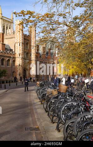 Cambridge Fahrräder; Fahrräder vor dem St. Johns College, der Cambridge University, der Trinity Street, Cambridge, Großbritannien, geparkt Stockfoto