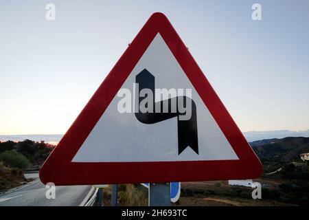 Straßenschild für die kurvenreiche Bergstraße in der Region Málaga in Spanien, Europa Stockfoto