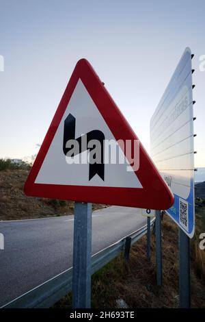 Straßenschild für die kurvenreiche Bergstraße in der Region Málaga in Spanien, Europa Stockfoto