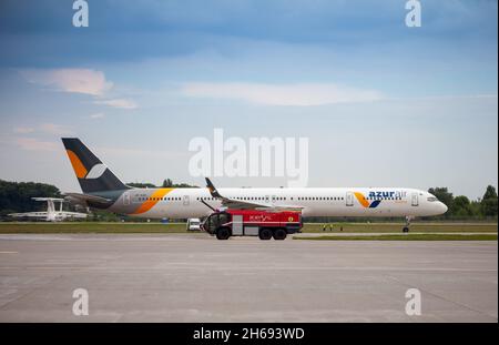 Ukraine, Kiew - 1. September 2021: Passagierflugzeug der Fluggesellschaft AZURAIR am Flughafen. Flugzeug UR-AZD Azur Air Ukraine. Feuerwehrauto auf der Startbahn. Flughafenvorfeld. Stockfoto